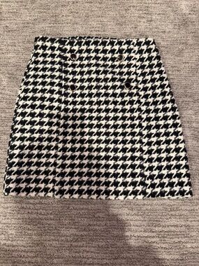 Abbey Glass Houndstooth Double-Button Mini Skirt - Black & White